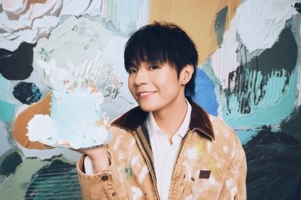 Ian 陳卓賢生日展覽「Ian Azure Nexus」